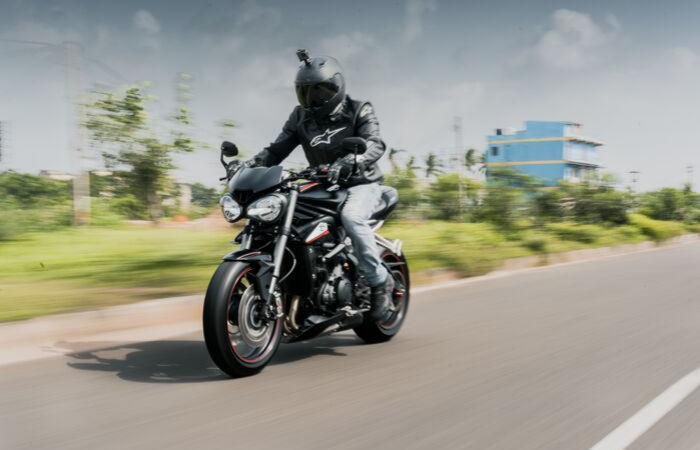 O uso de equipamentos adequados para andar de moto é fundamental para proteção do motociclista em casos de acidente no trânsito.